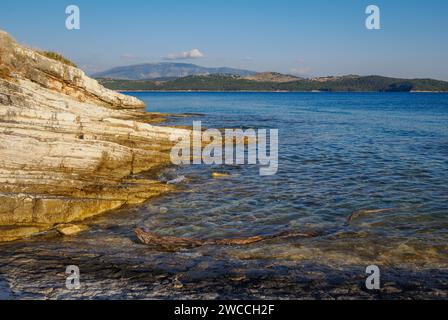 Bas promontoire sur la côte nord de Corfou regardant vers la côte albanaise dans le soleil du soir - Îles Ioniennes Grèce Banque D'Images