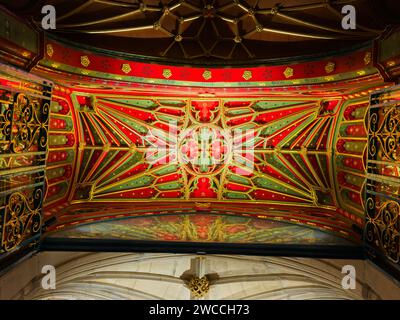 Plafond au-dessus de l'entrée voûtée de la nef au carreau dans la cathédrale de York, Angleterre. Banque D'Images