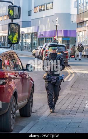 Femme officier civil à la recherche du conducteur d'une voiture rouge mal garée, Silver Street, Lincoln City, Lincolnshire, Angleterre, ROYAUME-UNI Banque D'Images