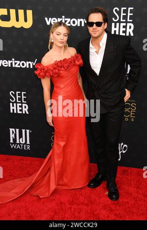 SANTA MONICA, CALIFORNIE - 14 JANVIER : (G-D) Margot Robbie et Tom Ackerley assistent à la 29e cérémonie annuelle des Critics Choice Awards au Barker Hangar le 14 janvier 2024 à Santa Monica, Californie. Banque D'Images