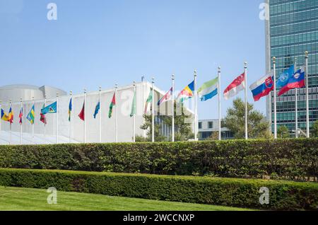 New York City, NY, USA - 1 septembre 2015 : bâtiment de l'Assemblée générale des Nations Unies avec drapeaux du monde flottants devant, drapeau slovène premier dans un ro Banque D'Images