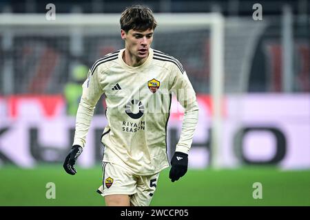 Milan, Italie, 14/01/2024, Nicola Zalewski de l'AS Roma contrôle le ballon lors du match de football italien de Serie A AC Milan vs AS Roma au stade San Siro de Milan, Italie, le 15 janvier 2024 Credit : Piero Cruciatti/Alamy Live News Banque D'Images