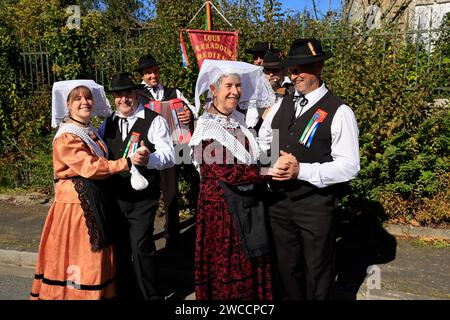 Groupe folklorique de Saint-Yrieix en Limousin qui dansent lors du spectacle agricole de Lanouaille dans le nord du département de la Dordogne nommé Périgord L. Banque D'Images