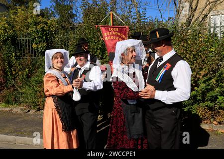 Groupe folklorique de Saint-Yrieix en Limousin qui dansent lors du spectacle agricole de Lanouaille dans le nord du département de la Dordogne nommé Périgord L. Banque D'Images