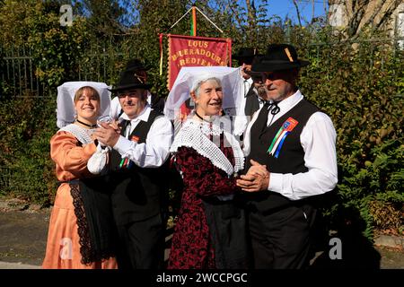 Groupe folklorique de Saint-Yrieix en Limousin qui dansent lors du spectacle agricole de Lanouaille dans le nord du département de la Dordogne nommé Périgord L. Banque D'Images