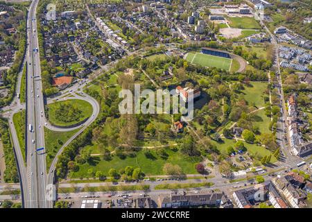 Vue aérienne, château de Strünkede et parc du château, château douves avec douves, stade du château de Strünkede, autoroute A42 jonction Herne-Baukau, Baukau, Herne, Banque D'Images