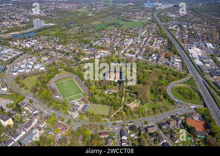 Vue aérienne, château de Strünkede et parc du château, château douves avec douves, stade du château de Strünkede, autoroute A42 jonction Herne-Baukau, Baukau, Herne, Banque D'Images