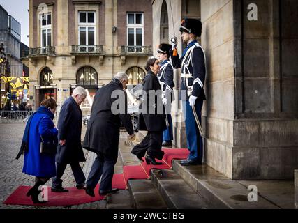 AMSTERDAM - 15/01/2024, AMSTERDAM - le maire Sharon Dijksma d'Utrecht, le maire Jan van Zanen de la Haye, le maire Ahmed Aboutaleb de Rotterdam et le maire Femke Halsema d'Amsterdam arrivent au Palais Royal pour la traditionnelle réception du nouvel an par le roi Willem-Alexander et la reine Maxima. Le couple royal recevra plusieurs centaines d’invités issus de la politique et de l’administration publique ainsi que de divers secteurs de la société néerlandaise. ANP KOEN VAN WEEL netherlands Out - belgique Out Banque D'Images