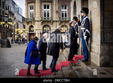 AMSTERDAM - 15/01/2024, AMSTERDAM - le maire Sharon Dijksma d'Utrecht, le maire Jan van Zanen de la Haye, le maire Ahmed Aboutaleb de Rotterdam et le maire Femke Halsema d'Amsterdam arrivent au Palais Royal pour la traditionnelle réception du nouvel an par le roi Willem-Alexander et la reine Maxima. Le couple royal recevra plusieurs centaines d’invités issus de la politique et de l’administration publique ainsi que de divers secteurs de la société néerlandaise. ANP KOEN VAN WEEL netherlands Out - belgique Out Banque D'Images