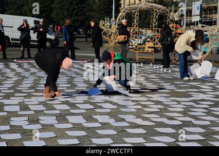 Manifestation de pacifistes dans les rues pour raconter le génocide des enfants dans la bande de Gaza à la suite des bombardements israéliens. Banque D'Images