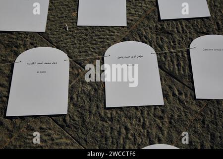 Manifestation de pacifistes dans les rues pour raconter le génocide des enfants dans la bande de Gaza à la suite des bombardements israéliens. Banque D'Images