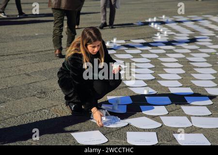 Manifestation de pacifistes dans les rues pour raconter le génocide des enfants dans la bande de Gaza à la suite des bombardements israéliens. Banque D'Images