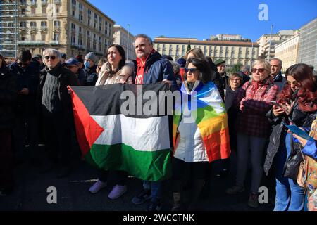 Manifestation de pacifistes dans les rues pour raconter le génocide des enfants dans la bande de Gaza à la suite des bombardements israéliens. Banque D'Images