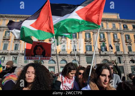 Manifestation de pacifistes dans les rues pour raconter le génocide des enfants dans la bande de Gaza à la suite des bombardements israéliens. Banque D'Images