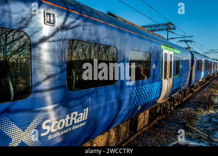 Train de banlieue ScotRail Express à la gare de Carluke dans le South Lanarkshire, en Écosse Banque D'Images