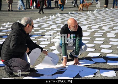 Manifestation de pacifistes dans les rues pour raconter le génocide des enfants dans la bande de Gaza à la suite des bombardements israéliens. Banque D'Images