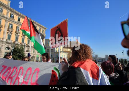 Manifestation de pacifistes dans les rues pour raconter le génocide des enfants dans la bande de Gaza à la suite des bombardements israéliens. Banque D'Images