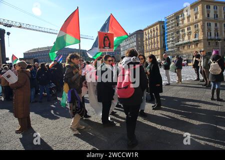 Manifestation de pacifistes dans les rues pour raconter le génocide des enfants dans la bande de Gaza à la suite des bombardements israéliens. Banque D'Images