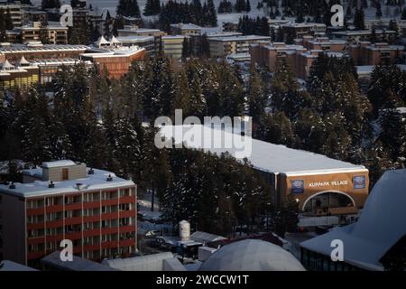 Davos, Suisse. 15 janvier 2024. Davos, CH 15 janvier 2024. Un point de vue général le Forum économique mondial. L'Assemblée fédérale a également autorisé le déploiement de jusqu'à 5000 militaires armés au cours de l'événement WEF d'une semaine qui rassemble les leaders et les industries mondiales pour façonner l'avenir du monde. Crédit : Andy Barton/Alamy Live News Banque D'Images