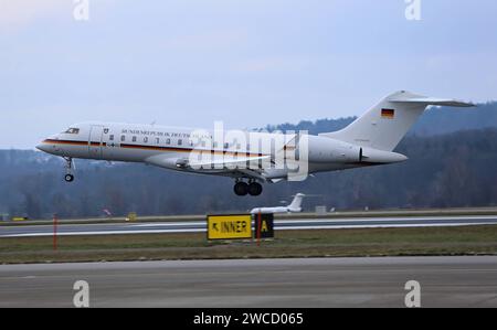 Ein Flugzeug der Flugbereitschaft der deutschen Luftwaffe vom Typ Bombardier BD-700 Global Express mit der Kennung 1406 landet am 15. Janvier 2024 auf dem Flughafen Zürich. An bord befindet sich der deutsche Wirtschaftsminister Robert Habeck, Welcher am Weltwirtschaftsforum WEF à Davos teilnimmt. Ein Flugzeug der Flugbereitschaft der deutschen Luftwaffe vom Typ Bombardier BD-700 Global Express mit der Kennung 1406 landet am 15. Janvier 2024 auf dem Flughafen Zürich. An bord befindet sich der deutsche Wirtschaftsminister Robert Habeck, Welcher am Weltwirtschaftsforum WEF à Davos teilnimmt. *** Banque D'Images