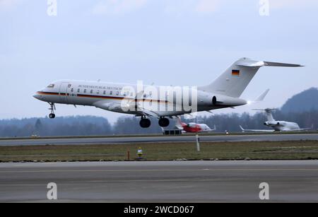 Ein Flugzeug der Flugbereitschaft der deutschen Luftwaffe vom Typ Bombardier BD-700 Global Express mit der Kennung 1406 landet am 15. Janvier 2024 auf dem Flughafen Zürich. An bord befindet sich der deutsche Wirtschaftsminister Robert Habeck, Welcher am Weltwirtschaftsforum WEF à Davos teilnimmt. Ein Flugzeug der Flugbereitschaft der deutschen Luftwaffe vom Typ Bombardier BD-700 Global Express mit der Kennung 1406 landet am 15. Janvier 2024 auf dem Flughafen Zürich. An bord befindet sich der deutsche Wirtschaftsminister Robert Habeck, Welcher am Weltwirtschaftsforum WEF à Davos teilnimmt. *** Banque D'Images