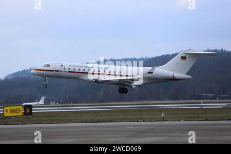 Ein Flugzeug der Flugbereitschaft der deutschen Luftwaffe vom Typ Bombardier BD-700 Global Express mit der Kennung 1406 landet am 15. Janvier 2024 auf dem Flughafen Zürich. An bord befindet sich der deutsche Wirtschaftsminister Robert Habeck, Welcher am Weltwirtschaftsforum WEF à Davos teilnimmt. Ein Flugzeug der Flugbereitschaft der deutschen Luftwaffe vom Typ Bombardier BD-700 Global Express mit der Kennung 1406 landet am 15. Janvier 2024 auf dem Flughafen Zürich. An bord befindet sich der deutsche Wirtschaftsminister Robert Habeck, Welcher am Weltwirtschaftsforum WEF à Davos teilnimmt. *** Banque D'Images