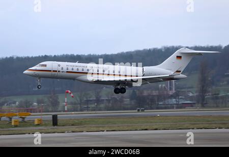 Ein Flugzeug der Flugbereitschaft der deutschen Luftwaffe vom Typ Bombardier BD-700 Global Express mit der Kennung 1406 landet am 15. Janvier 2024 auf dem Flughafen Zürich. An bord befindet sich der deutsche Wirtschaftsminister Robert Habeck, Welcher am Weltwirtschaftsforum WEF à Davos teilnimmt. Ein Flugzeug der Flugbereitschaft der deutschen Luftwaffe vom Typ Bombardier BD-700 Global Express mit der Kennung 1406 landet am 15. Janvier 2024 auf dem Flughafen Zürich. An bord befindet sich der deutsche Wirtschaftsminister Robert Habeck, Welcher am Weltwirtschaftsforum WEF à Davos teilnimmt. *** Banque D'Images