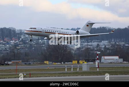 Ein Flugzeug der Flugbereitschaft der deutschen Luftwaffe vom Typ Bombardier BD-700 Global Express mit der Kennung 1406 landet am 15. Janvier 2024 auf dem Flughafen Zürich. An bord befindet sich der deutsche Wirtschaftsminister Robert Habeck, Welcher am Weltwirtschaftsforum WEF à Davos teilnimmt. Ein Flugzeug der Flugbereitschaft der deutschen Luftwaffe vom Typ Bombardier BD-700 Global Express mit der Kennung 1406 landet am 15. Janvier 2024 auf dem Flughafen Zürich. An bord befindet sich der deutsche Wirtschaftsminister Robert Habeck, Welcher am Weltwirtschaftsforum WEF à Davos teilnimmt. *** Banque D'Images