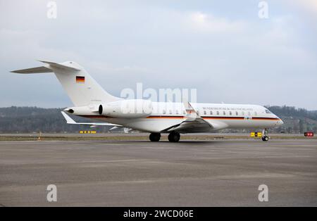 Ein Flugzeug der Flugbereitschaft der deutschen Luftwaffe vom Typ Bombardier BD-700 Global Express mit der Kennung 1406 am 15. Janvier 2024 auf dem Flughafen Zürich. Bundeswirtschaftsminister Robert Habeck ist hiermit angereist zum Weltwirtschaftsforum WEF à Davos. Ein Flugzeug der Flugbereitschaft der deutschen Luftwaffe vom Typ Bombardier BD-700 Global Express mit der Kennung 1406 am 15. Janvier 2024 auf dem Flughafen Zürich. Bundeswirtschaftsminister Robert Habeck ist hiermit angereist zum Weltwirtschaftsforum WEF à Davos. *** Un Bombardier BD 700 Global Express de la compagnie aérienne allemande FO Banque D'Images