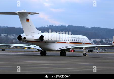 Ein Flugzeug der Flugbereitschaft der deutschen Luftwaffe vom Typ Bombardier BD-700 Global Express mit der Kennung 1406 am 15. Janvier 2024 auf dem Flughafen Zürich. Bundeswirtschaftsminister Robert Habeck ist hiermit angereist zum Weltwirtschaftsforum WEF à Davos. Ein Flugzeug der Flugbereitschaft der deutschen Luftwaffe vom Typ Bombardier BD-700 Global Express mit der Kennung 1406 am 15. Janvier 2024 auf dem Flughafen Zürich. Bundeswirtschaftsminister Robert Habeck ist hiermit angereist zum Weltwirtschaftsforum WEF à Davos. *** Un Bombardier BD 700 Global Express de la compagnie aérienne allemande FO Banque D'Images