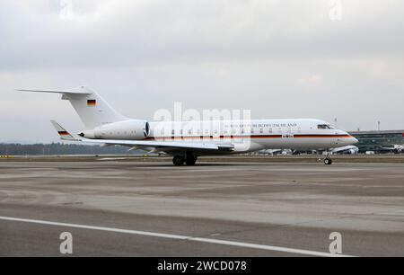 Ein Flugzeug der Flugbereitschaft der deutschen Luftwaffe vom Typ Bombardier BD-700 Global Express mit der Kennung 1406 am 15. Janvier 2024 auf dem Flughafen Zürich. Bundeswirtschaftsminister Robert Habeck ist hiermit angereist zum Weltwirtschaftsforum WEF à Davos. Ein Flugzeug der Flugbereitschaft der deutschen Luftwaffe vom Typ Bombardier BD-700 Global Express mit der Kennung 1406 am 15. Janvier 2024 auf dem Flughafen Zürich. Bundeswirtschaftsminister Robert Habeck ist hiermit angereist zum Weltwirtschaftsforum WEF à Davos. *** Un Bombardier BD 700 Global Express de la compagnie aérienne allemande FO Banque D'Images