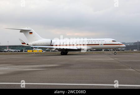 Ein Flugzeug der Flugbereitschaft der deutschen Luftwaffe vom Typ Bombardier BD-700 Global Express mit der Kennung 1406 am 15. Janvier 2024 auf dem Flughafen Zürich. Bundeswirtschaftsminister Robert Habeck ist hiermit angereist zum Weltwirtschaftsforum WEF à Davos. Ein Flugzeug der Flugbereitschaft der deutschen Luftwaffe vom Typ Bombardier BD-700 Global Express mit der Kennung 1406 am 15. Janvier 2024 auf dem Flughafen Zürich. Bundeswirtschaftsminister Robert Habeck ist hiermit angereist zum Weltwirtschaftsforum WEF à Davos. *** Un Bombardier BD 700 Global Express de la compagnie aérienne allemande FO Banque D'Images