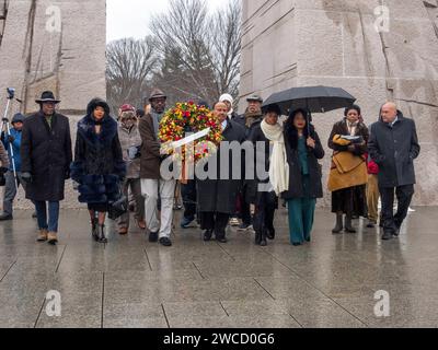 Washington, District de Columbia, États-Unis. 15 janvier 2024. MARTIN LUTHER KING III est rejoint par des membres de sa famille et des membres de la communauté pour déposer une gerbe à la base d'un monument à son père, Martin Luther King, Jr (Image de crédit : © Sue Dorfman/ZUMA Press Wire) USAGE ÉDITORIAL SEULEMENT! Non destiné à UN USAGE commercial ! Banque D'Images