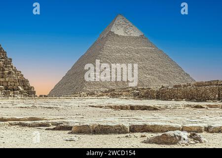 Vue avec la Pyramide de Khéops, la plus grande du site des grandes pyramides de la nécropole de Gizeh. Al Haram, Gouvernorat de Gizeh, Égypte, Afrique. Banque D'Images