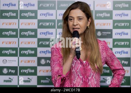 Sao Paulo, Brésil. 15 janvier 2024. SP - SAO PAULO - 01/15/2024 - PALMEIRAS, PRÉSENTATION CAIO PAULISTA - Palmeiras présidente Leila Pereira s'adresse aux journalistes lors de la présentation officielle de Caio Paulista en tant que joueur de Palmeiras lors d'une conférence de presse tenue au CT Barra Funda. Photo : Ettore Chiereguini/AGIF (photo Ettore Chiereguini/AGIF/Sipa USA) crédit : SIPA USA/Alamy Live News Banque D'Images