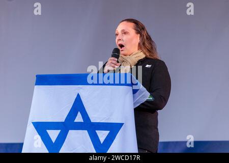 Trafalgar Square, Londres, Royaume-Uni. 14 janvier 2024. Ayelet Svatitzky, une femme anglo-israélienne dont la mère et le frère ont été enlevés par le Hamas le 7 octobre 2023, s'entretient avec des milliers de personnes qui ont assisté au rassemblement Stand with Israel organisé à Londres pour marquer les 100 jours depuis que les otages ont été faits prisonniers suite à l'attaque terroriste contre Israël. Photo par Amanda Rose/Alamy Live News Banque D'Images