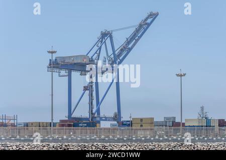 WALVIS BAY, 2023 novembre 08 : grosse grue au nouveau quai du port, filmée dans la lumière brillante de la fin du printemps le 08,2023 novembre à Walvis Bay, Namibie, Afrique Banque D'Images