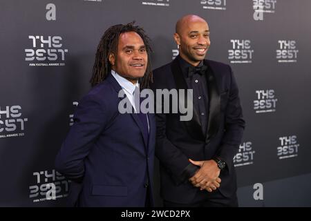 L'ancien France International Christian Karembeu (à gauche) et l'ancien France International Thierry Henry arrivent sur le tapis vert avant les Prix du meilleur football FIFA 2023 à Apollo Theatre, Londres, Royaume-Uni, le 15 janvier 2024 (photo de Mark Cosgrove/News Images) dans, le 1/15/2024. (Photo de Mark Cosgrove/News Images/Sipa USA) crédit : SIPA USA/Alamy Live News Banque D'Images