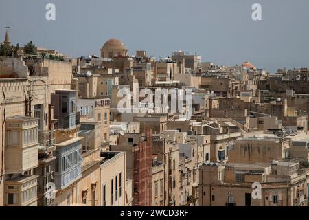 Un paysage urbain historique et immaculé caractérisé par des toits à Valette, Malte Banque D'Images