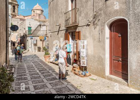 Erice, Sicile, Italie - 24 septembre 2016 : rue piétonne avec boutiques typiques dans le centre historique d'Erice, province de Trapani. Banque D'Images