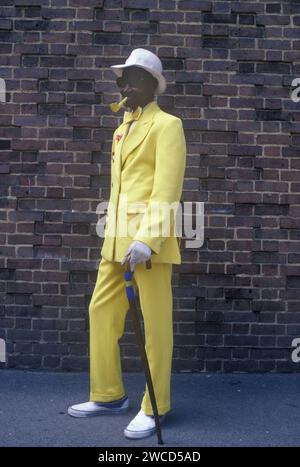 Dandy, homme portant un costume jaune et fumant une pipe jaune. Londres des années 1980. Il est un fan de cricket des Antilles et a assisté à un Test Match au Lord cricket Ground au nord de Londres. Années 1980 Royaume-Uni Banque D'Images