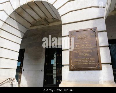 Plaque en laiton commémorant le centenaire du premier navire à vapeur qui traverse l'océan Atlantique, sur les marches de l'hôtel de ville de Savannah, Géorgie. Banque D'Images