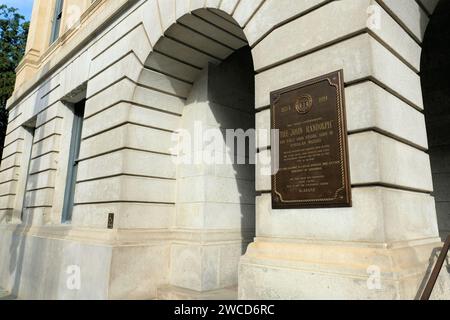 Plaque en laiton sur les marches de l'hôtel de ville de Savannah, Géorgie commémorant le John Randolph, le premier navire de fer vu dans les eaux américaines. Banque D'Images