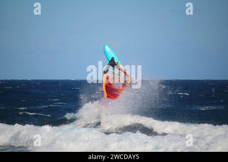 Planche à voile effectuant une boucle arrière dans la vague de l'océan Atlantique (Tenerife, Espagne) Banque D'Images