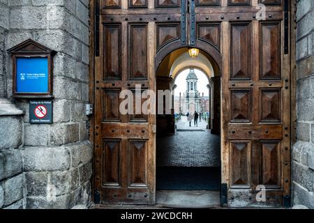 L'image capture les portes ouvertes et ornées en bois du Trinity College à Dublin, en Irlande, Banque D'Images