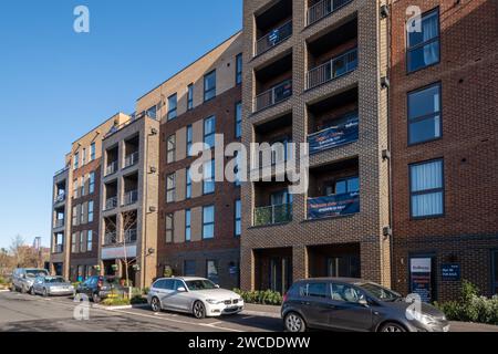 Sky Plaza nouveau bloc d'appartements ou d'appartements construits par le promoteur Bellway Homes à Farnborough, Hampshire, Angleterre, Royaume-Uni, photographié en janvier 2024 Banque D'Images