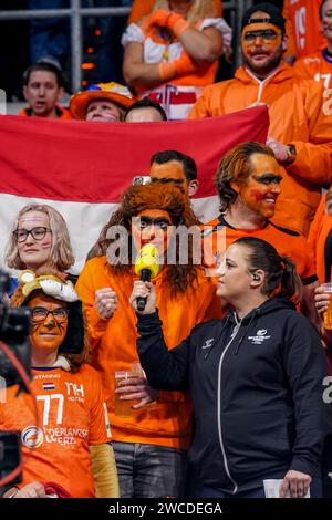 Mannheim, Allemagne. 15 janvier 2024. MANNHEIM, ALLEMAGNE - JANVIER 15 : fans et supporters des pays-Bas lors du match de la ronde préliminaire de l'EHF Euro 2024 entre les pays-Bas et la Géorgie au SAPP Arena le 15 janvier 2024 à Mannheim, Allemagne. (Photo Henk Seppen/Orange Pictures) crédit : Orange pics BV/Alamy Live News Banque D'Images