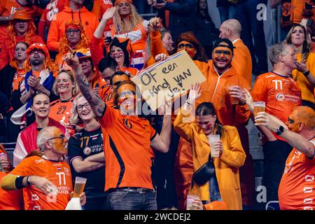 Mannheim, Allemagne. 15 janvier 2024. MANNHEIM, ALLEMAGNE - JANVIER 15 : fans et supporters des pays-Bas lors du match de la ronde préliminaire de l'EHF Euro 2024 entre les pays-Bas et la Géorgie au SAPP Arena le 15 janvier 2024 à Mannheim, Allemagne. (Photo Henk Seppen/Orange Pictures) crédit : Orange pics BV/Alamy Live News Banque D'Images