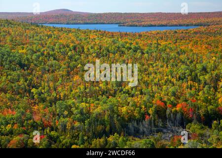 Lake Medora depuis West Bluff Scenic View, Brockway Mountain Drive, Keweenaw Heritage site, Copper Harbor, Michigan Banque D'Images