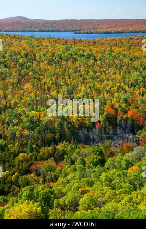 Lake Medora depuis West Bluff Scenic View, Brockway Mountain Drive, Keweenaw Heritage site, Copper Harbor, Michigan Banque D'Images